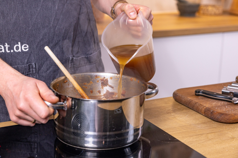 Mit Brühe auffüllen