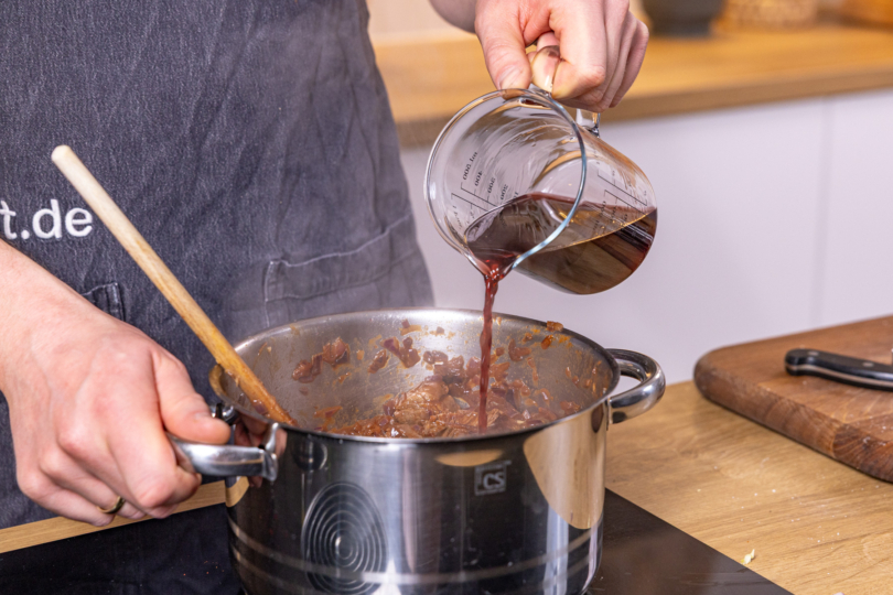 Rotwein dazu gießen