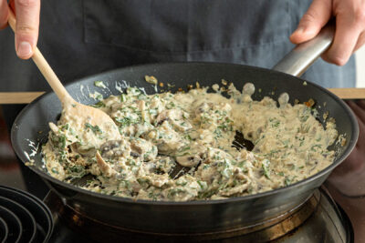 Füllung für Rollbraten in der Pfanne