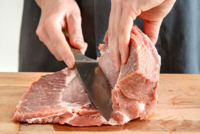 Schweinenacken aufschneiden
