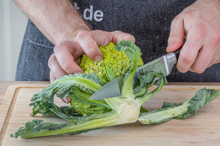 Romanesco vom Strunk befreien