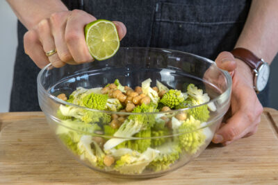 Limettensaft zum Salat geben