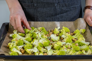 Romanesco und Kichererbsen im Ofen röten