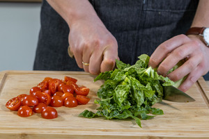 Romana und Tomaten schneiden