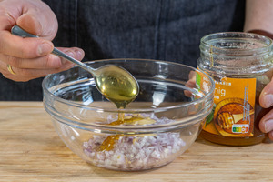 Honig zum Dressing geben