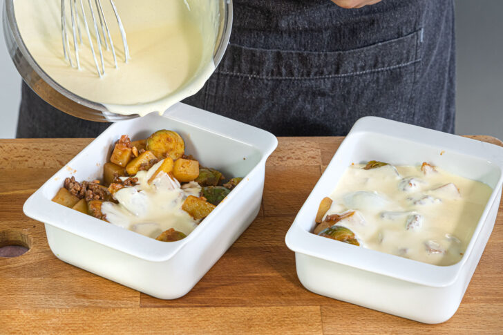 Sauce über die Rosenkohl-Hackfleisch-Masse geben