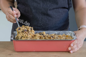 Masse in die Form füllen und das Früchtebrot backen