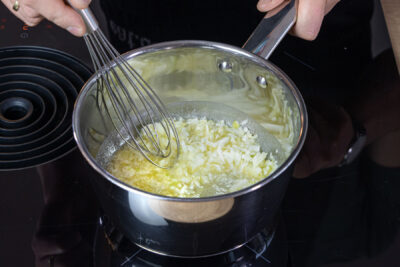 Zwiebeln in Butter anschwitzen