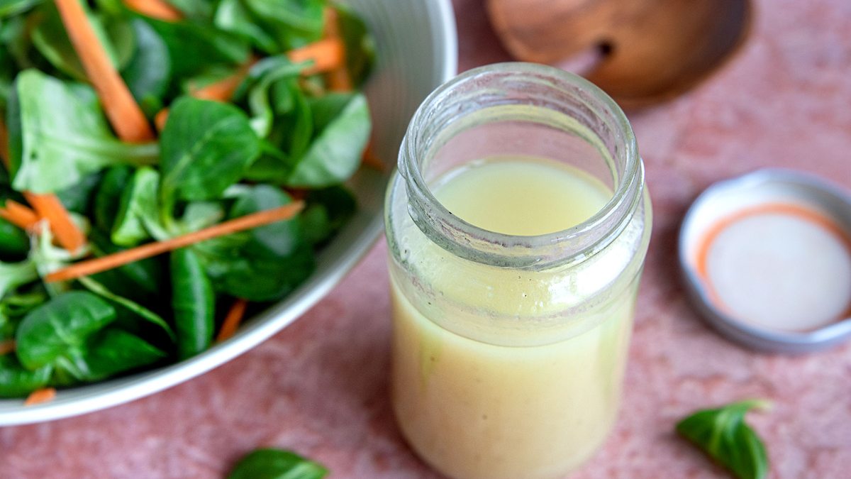 Schnelles Schütteldressing für Feldsalat | Rezept - eat.de