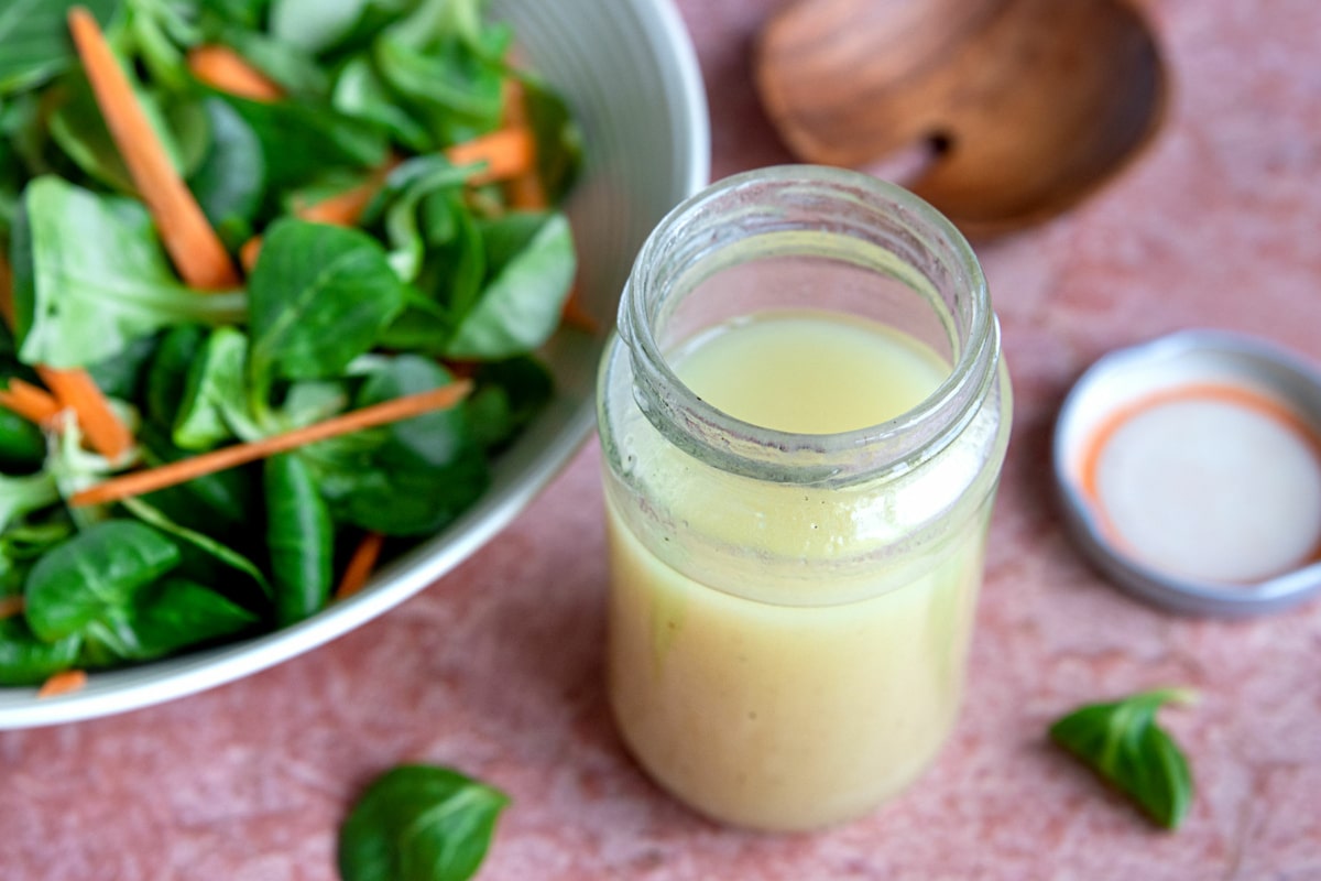 Dressing mit Himbeeressig für Feldsalat | Rezept - eat.de
