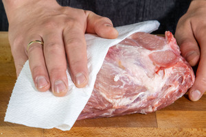 Schweinekamm mit Küchenpapier abtupfen