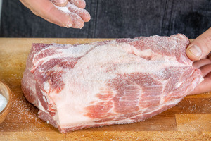 Schweinekamm salzen