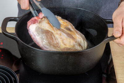 Schweinekamm von allen Seiten scharf anbraten