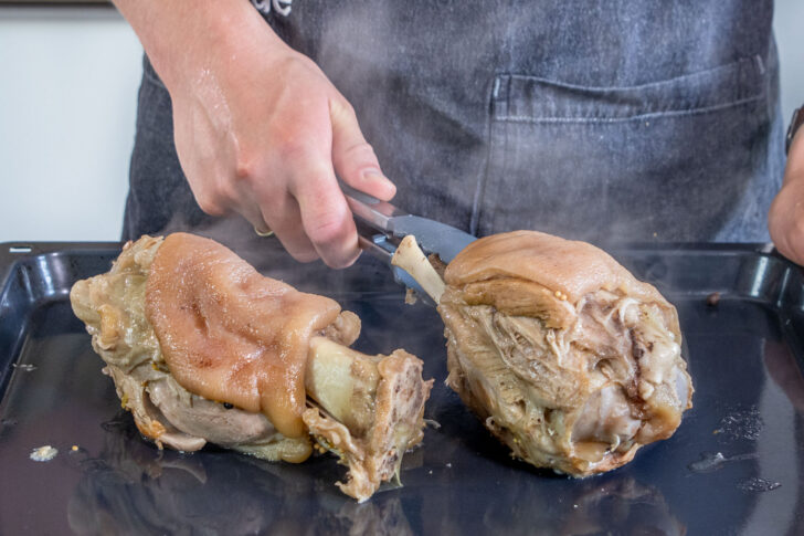 Schweinshaxen auf ein Backblech geben