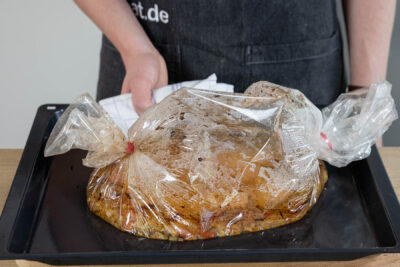 veganen Seitan-Braten abkühlen lassen