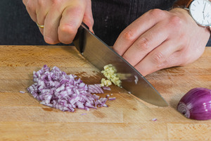 Knoblauch fein hacken
