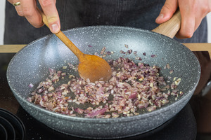 Knoblauch und Zwiebeln anbraten