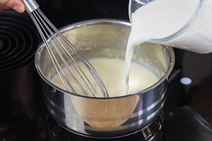 Milch in den Topf geben