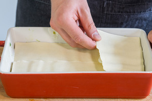 Lasagneblätter in die Auflaufform geben