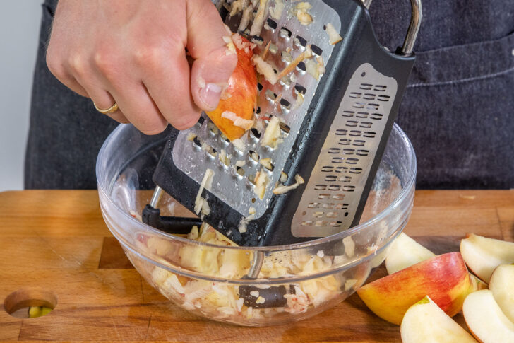 Äpfel fein reiben
