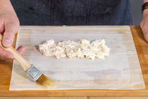 Ränder des Filoteig mit Butter bestreichen und Apfelmasse in die Mitte geben