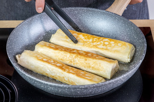 süße Filoteigrollen mit Äpfeln ausbacken