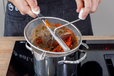 Tomatenpassata durch die Flotte Lotte geben
