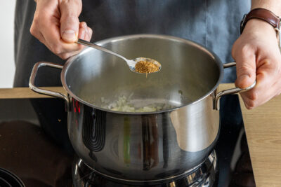 Garam Masala in den Topf geben