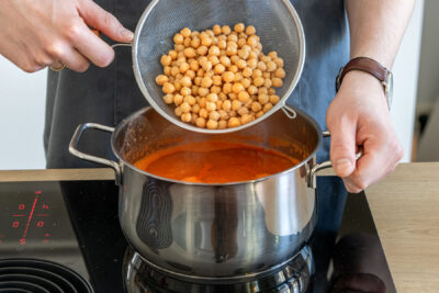 Kichererbsen zur Tomatensuppe geben