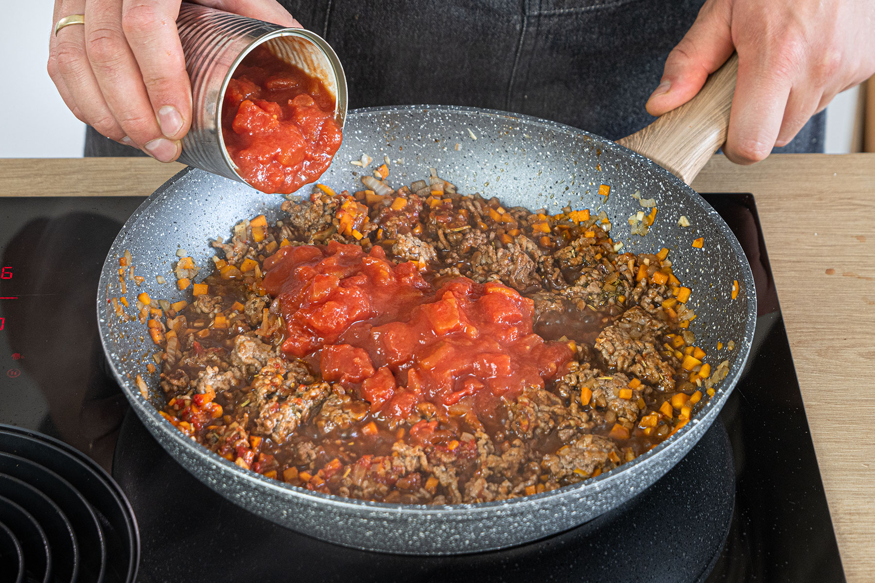 gehackte Tomaten dazugeben