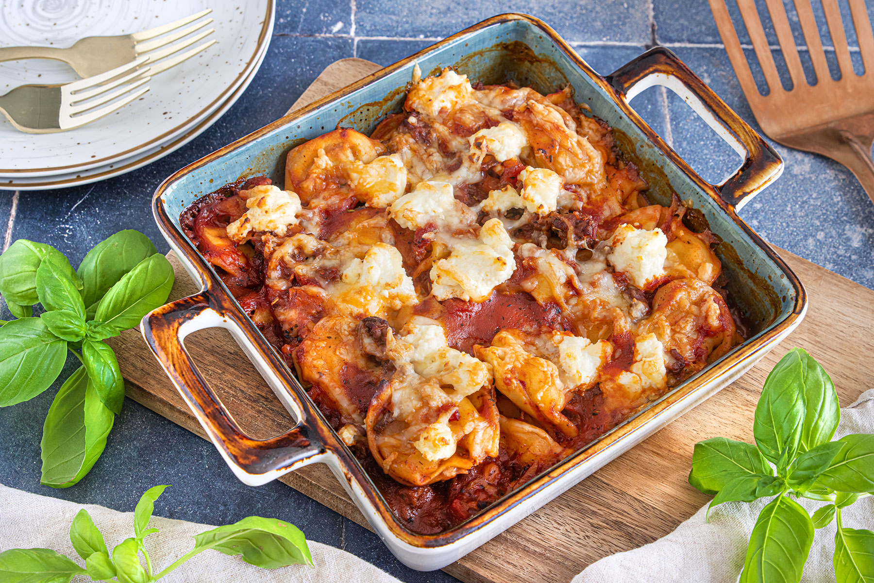 Überbackener Tortellini-Auflauf mit Hackfleisch