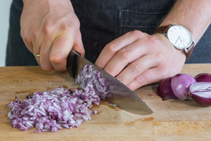 Zwiebeln fein hacken