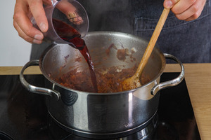 Rotwein dazugeben