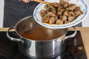 Rindfleisch in den Topf geben