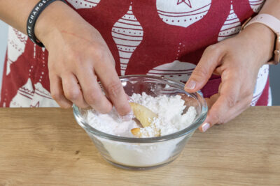 Vanillekipferl in Puderzucker und Vanillezucker wälzen