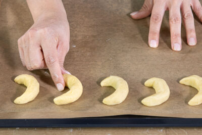Vanillekipferl auf dem Backblech formen