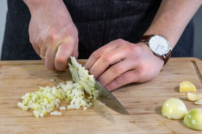 Zwiebel schneiden