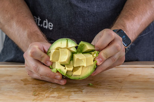 Avocado aus Schale drücken