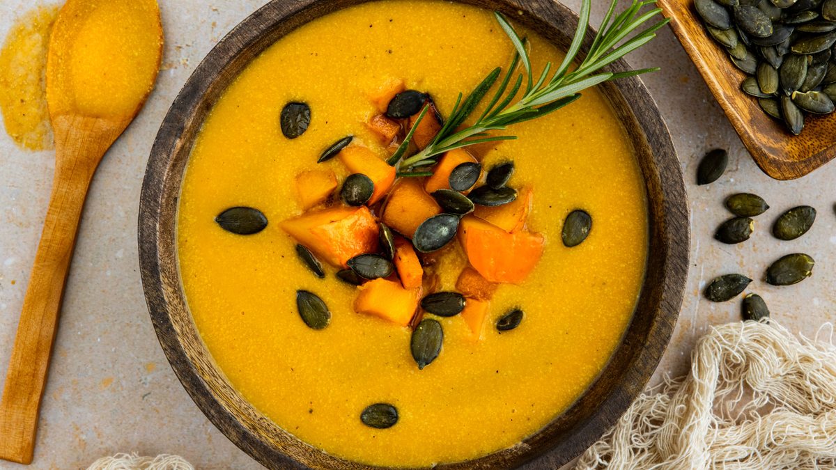 Vegane Kürbis-Süßkartoffelsuppe | Rezept - eat.de