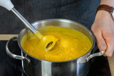 Vegane Kürbis-Süßkartoffelsuppe pürieren