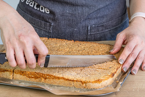 Vegane Nussecken schneiden