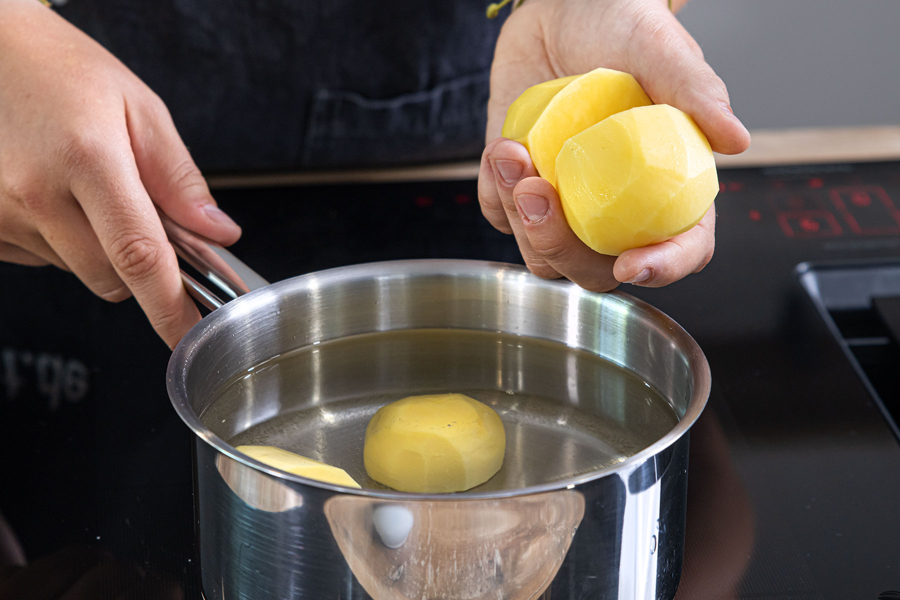 Kartoffeln schälen und vorkochen
