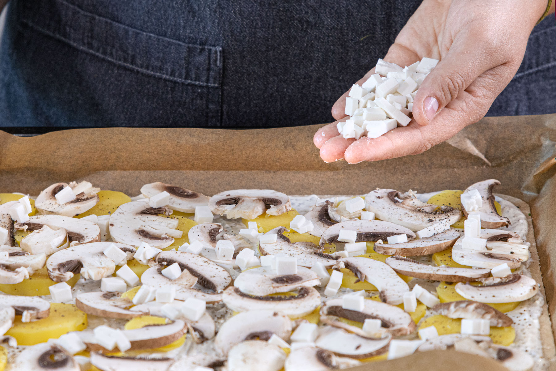 veganen Fea auf dem Flammkuchen verteilen