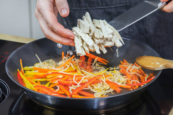 Tofu in die Pfanne geben