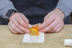 Vegetarische Frühlingsrollen falten
