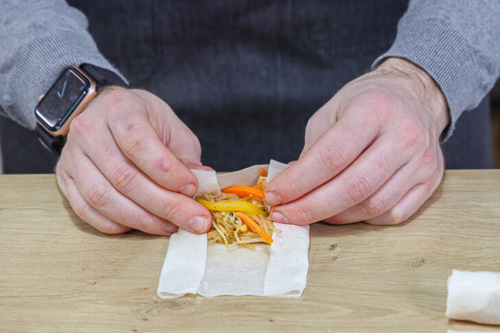 Vegetarische Frühlingsrollen falten