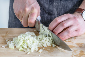 Zwiebel würfeln