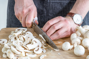 Pilze für Kohlroulade schneiden