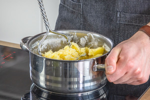 Kartoffeln stampfen