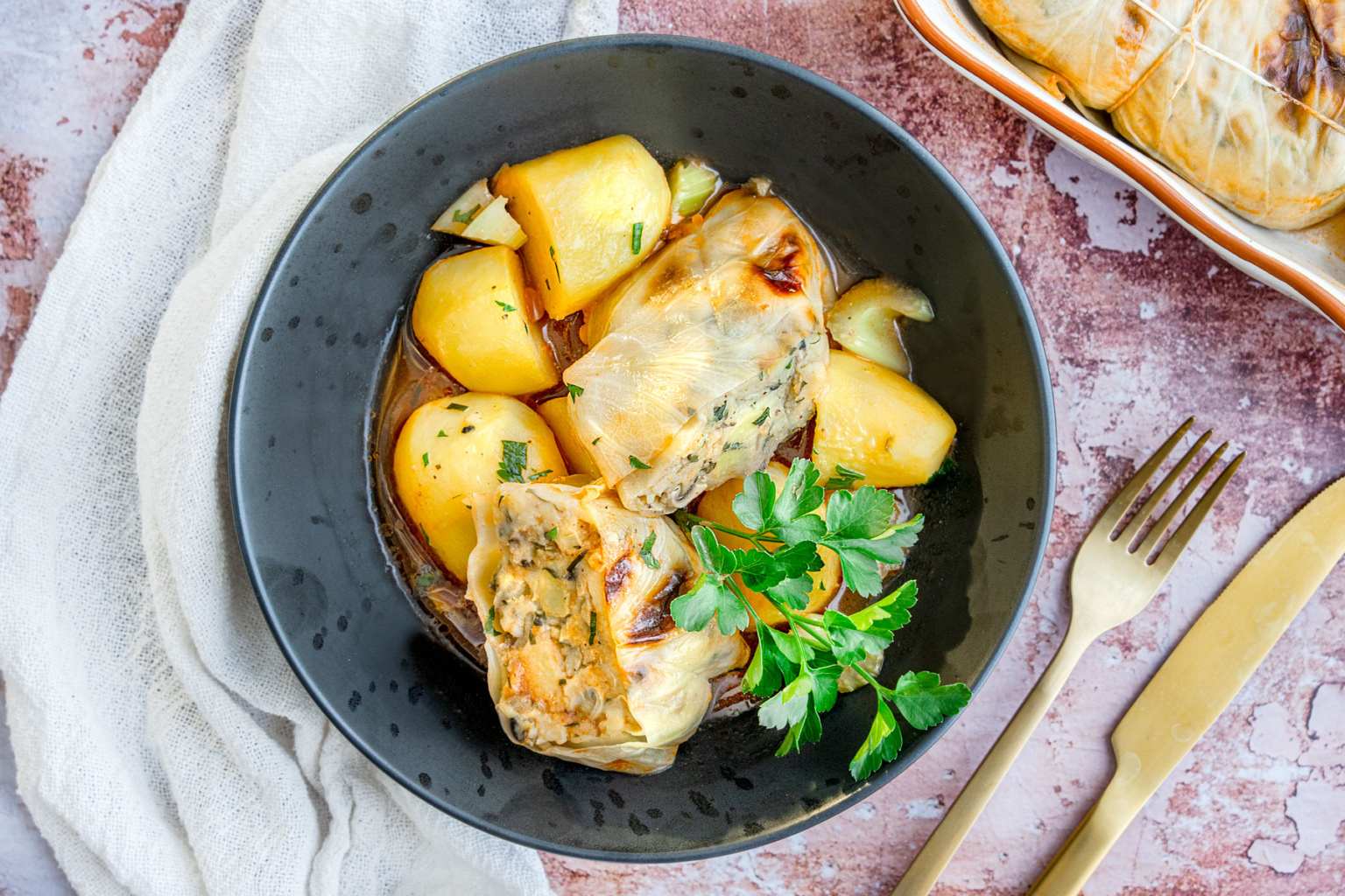 Vegetarische Kohlrouladen mit Kartoffeln | Rezept - eat.de